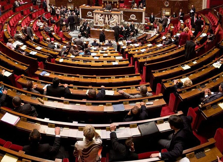 法国政府拟推特别法案以维持政府运转
