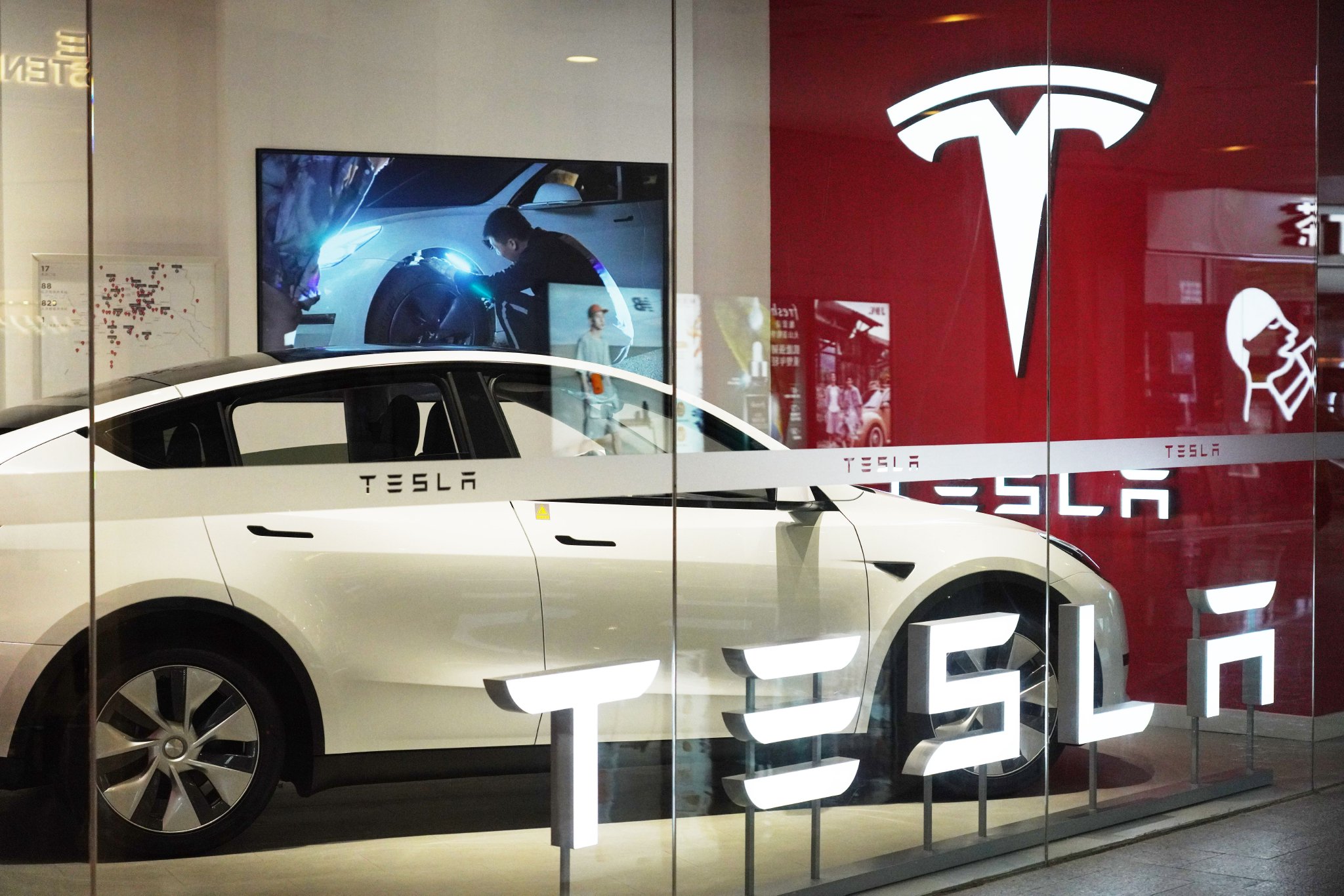 大股东表态反对马斯克天价薪酬，特斯拉市值一